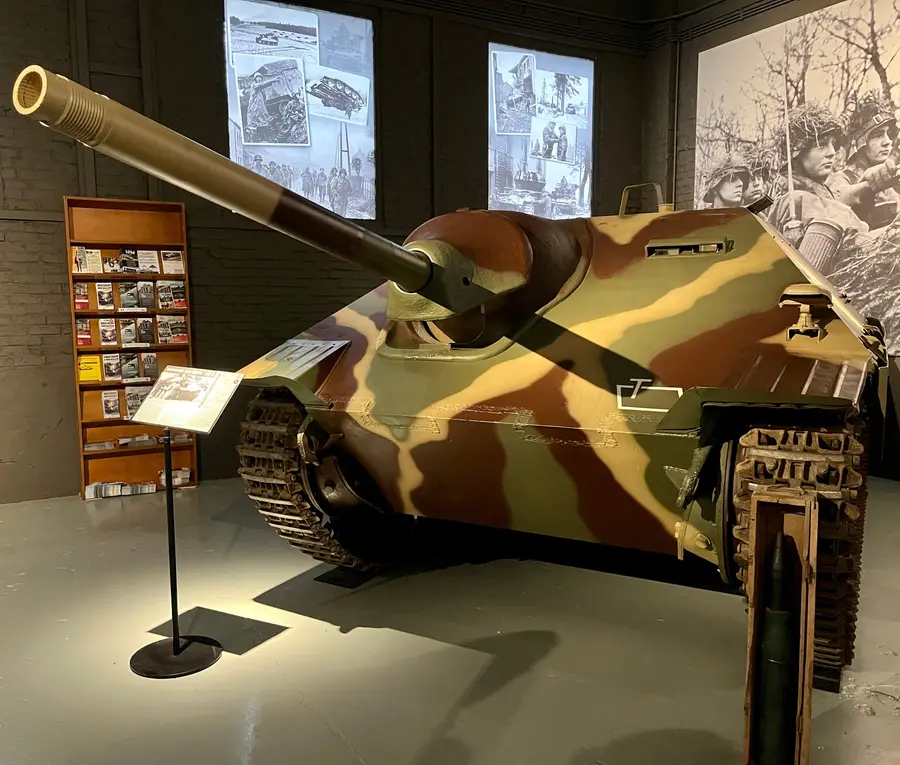 A German Jagdpanther tank destroyer with its long 88mm gun, in a museum hall.